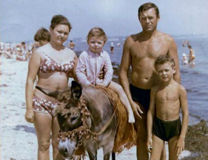 Илья Носков с братом Андреем и родителями в детстве.Фото Яндекс.Картинки.