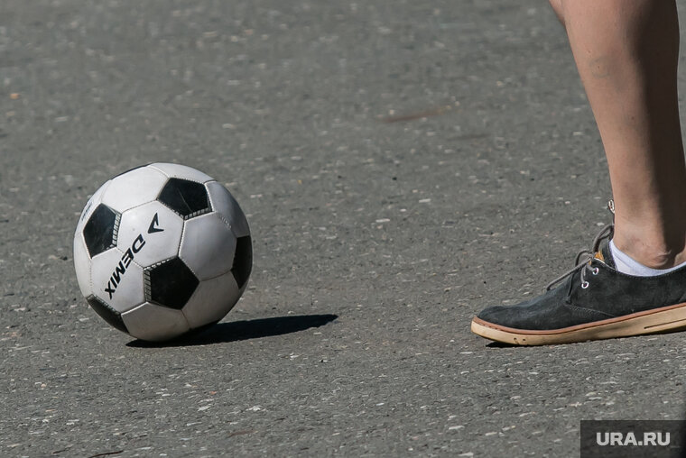    Дети играли с мячом на дороге в вечернее время