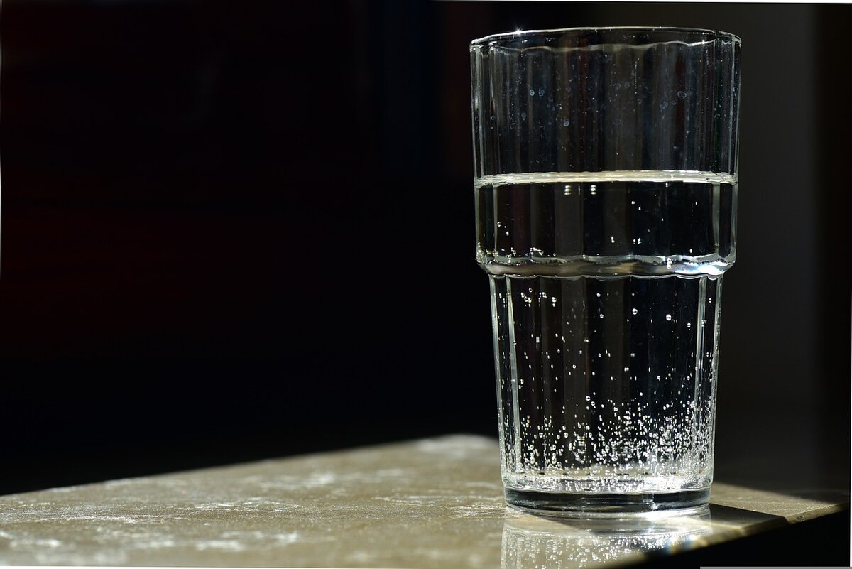 Эндокринологи и диетологи предупреждают - вода замедляет переваривание белковой пищи. От этой привычки особенно рекомендуется отказаться людям старше 40 лет. Кому вода вредна?