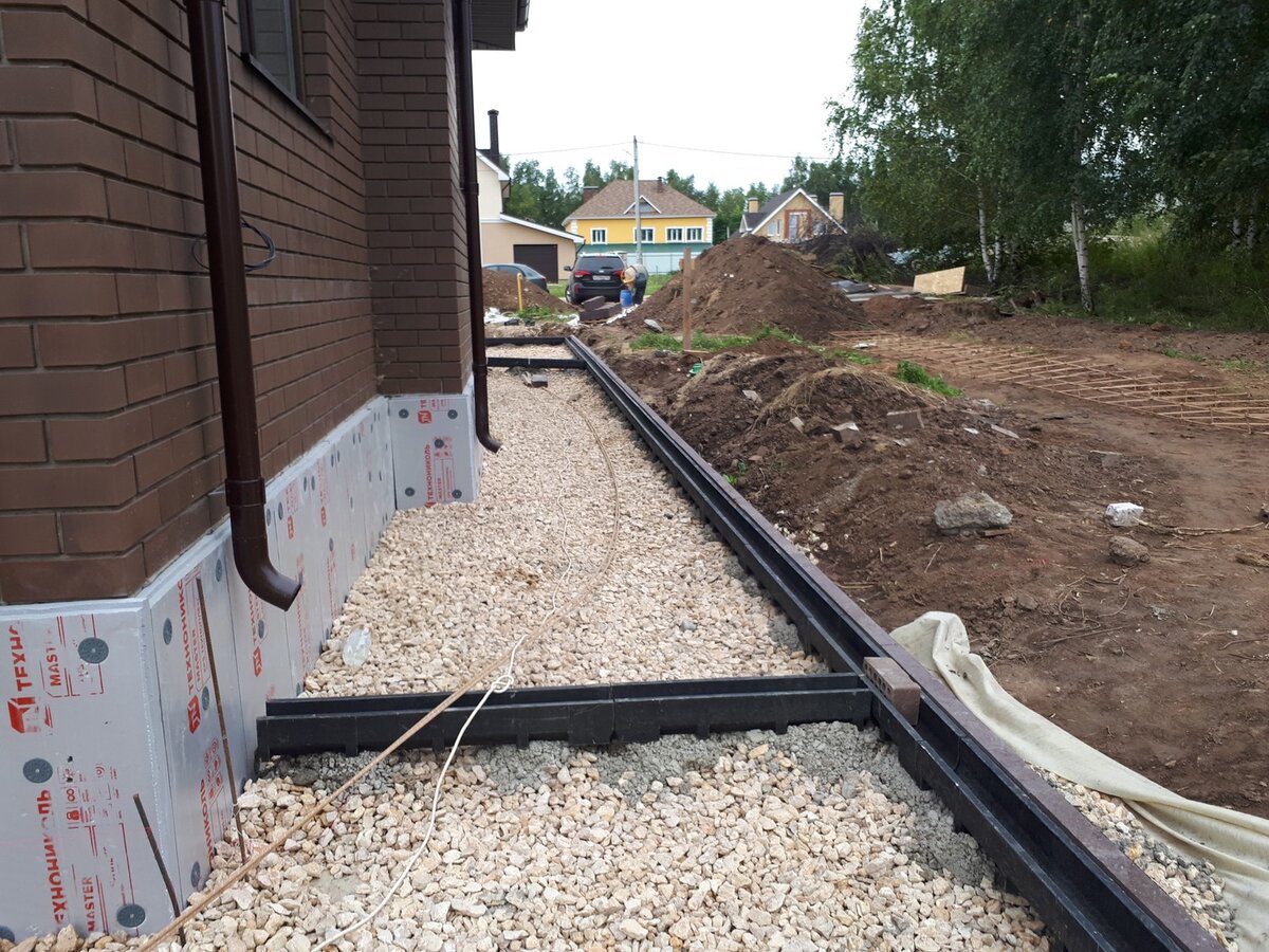 Подтопления портят экстерьер и фундамент дома, а также создают серьёзные неудобства во время прогулок по частной территории  