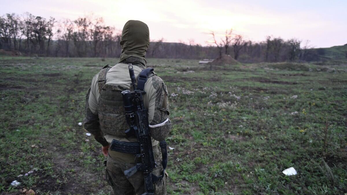   Боец Народной милиции ЛНР в районе села Спорное в ДНР© РИА Новости / Виктор Антонюк
