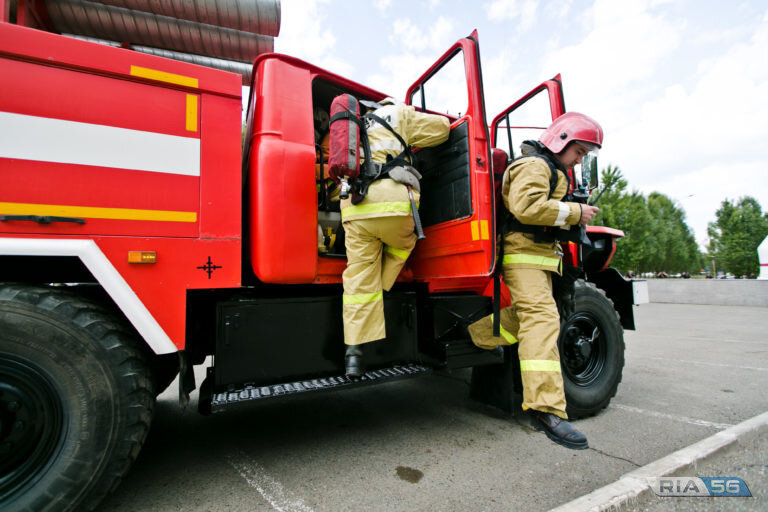    В Бугуруслане на пожаре в трехэтажном доме огнеборцы спасли пять человек Андрей Севостьянов