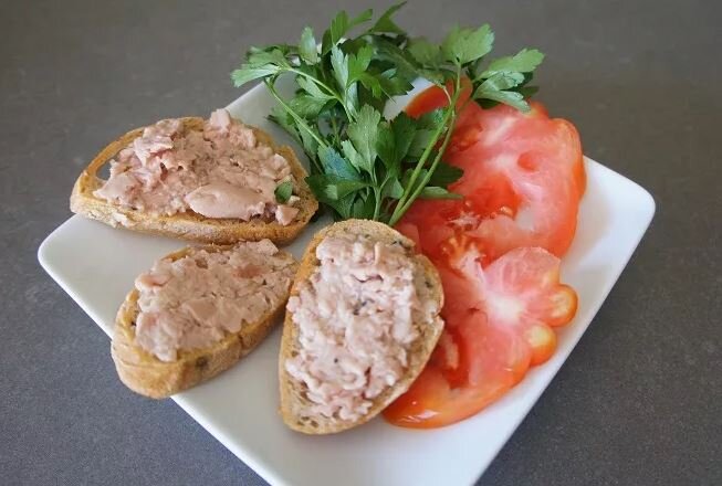 бутерброд с печенью трески