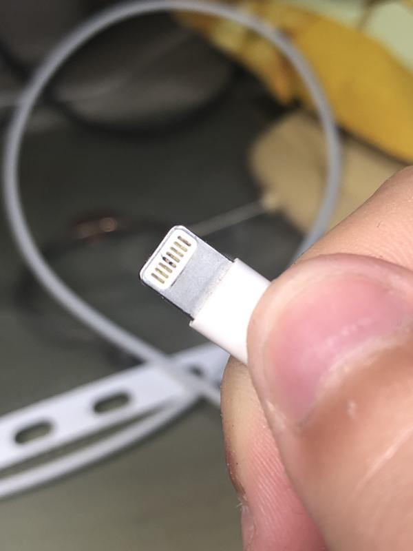 Чёрные контакты на зарядке