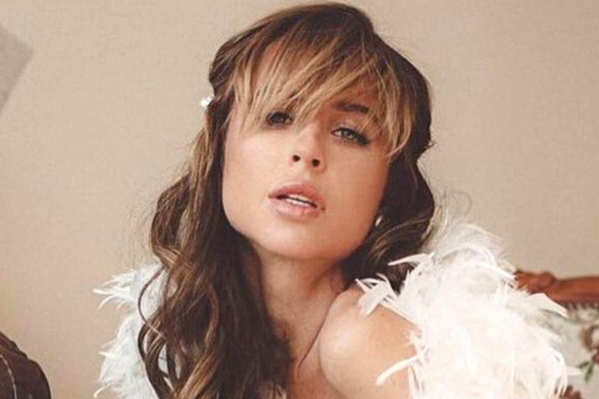     «Изящная фигура! Выглядишь на 20 лет»: Мирослава Карпович в платье принцессы очаровала фанатов