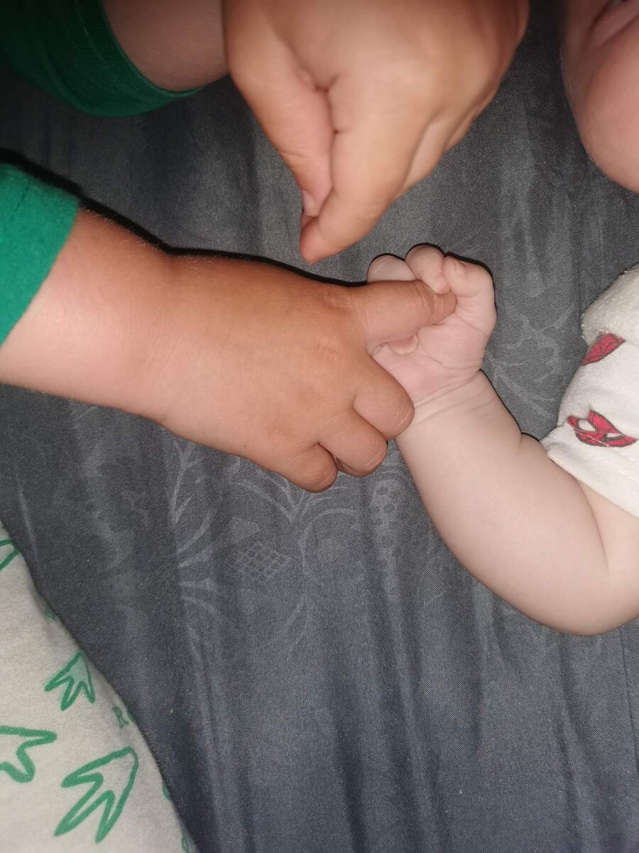 Ильюша очень любит своего братика Максимку