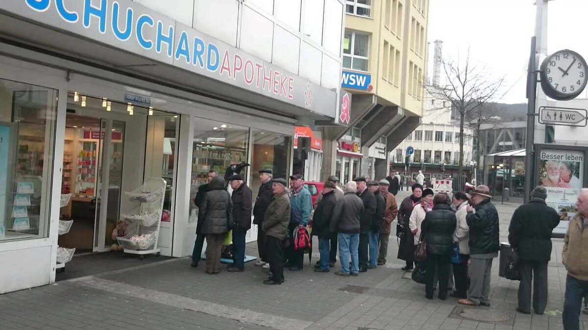 Очередь в аптеку в Германии. Всем  хорошо.   фото: картинки  яндекса.