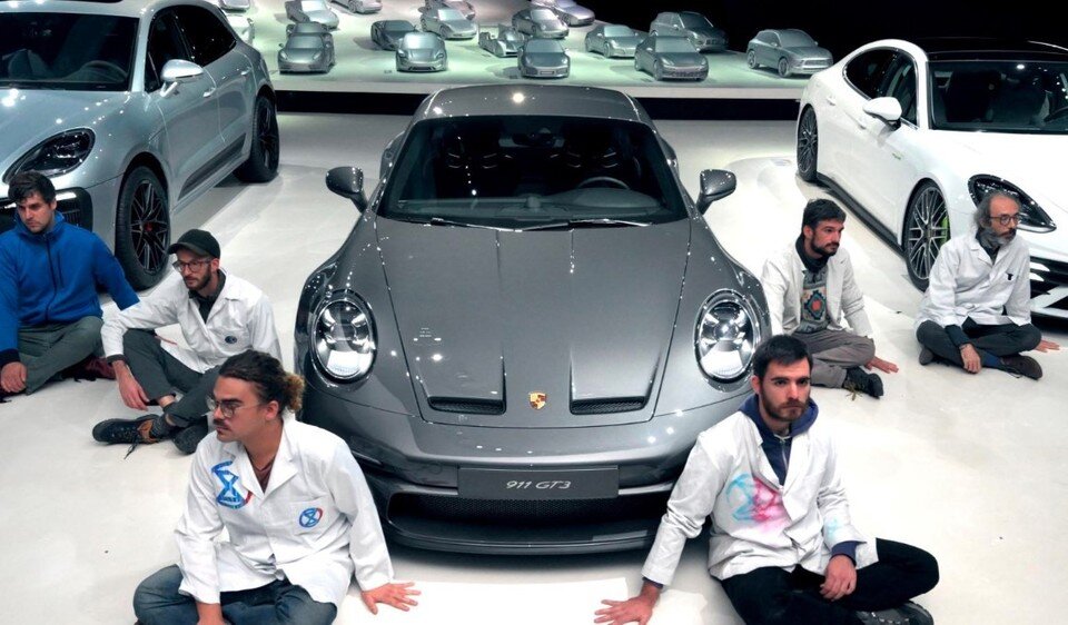     Сотрудники автосалона, посоветовавшись с руководством, после окончания работы ушли домой. А приклеенным участникам акции пожелали спокойной ночи.