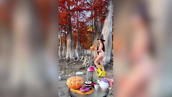 Блогерша Мила Дьяченко записала ролик на Хэллоуин на фоне кипарисов — природного памятника Анапы. Видео © t.me / chokolatellaa