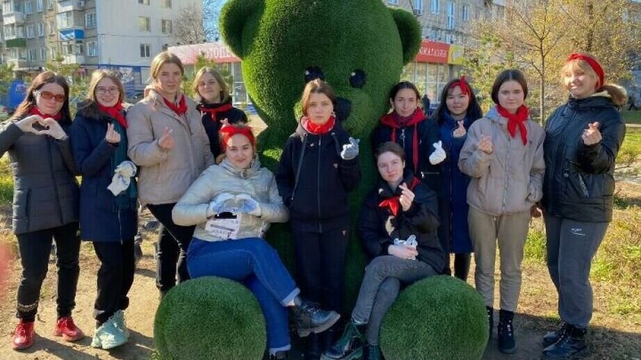     Студенты Хабаровского педагогического колледжа имени Героя Советского Союза Д. Л. Калараша организовали акцию «Мишка Тедди». Участники волонтерского отряда «Пульс» провели экологическую уборку территории вокруг топиарной фигуры медведя в одном из районов краевого центра.