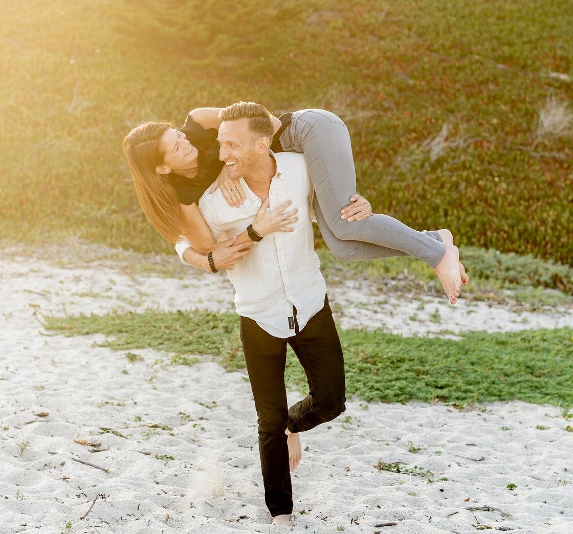    Мужчина несет женщину на плечах:Unsplash/Allen Taylor