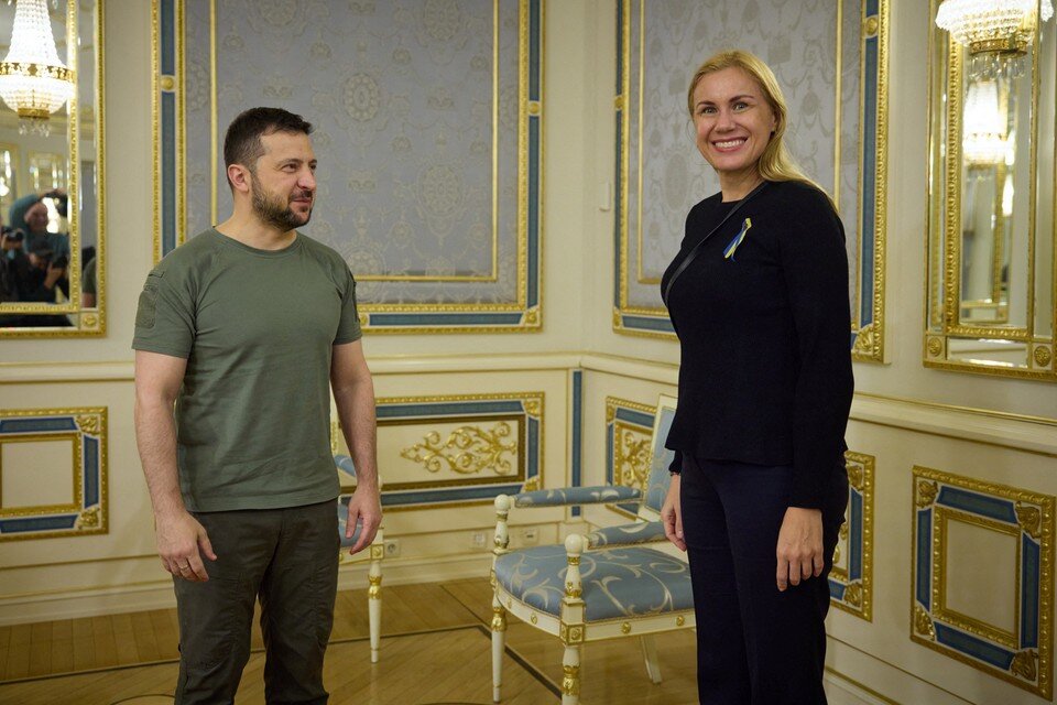     Еврокомиссар по вопросам энергетики эстонка Кадри Симсон и президент Украины Зеленский в Киеве.  REUTERS