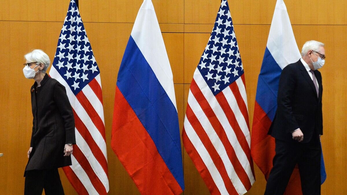    Заместитель министра иностранных дел РФ Сергей Рябков и первый заместитель госсекретаря США Уэнди Шерман во время двусторонних переговоров по безопасности между США и Россией в Женеве© РИА Новости / Алексей Витвицкий