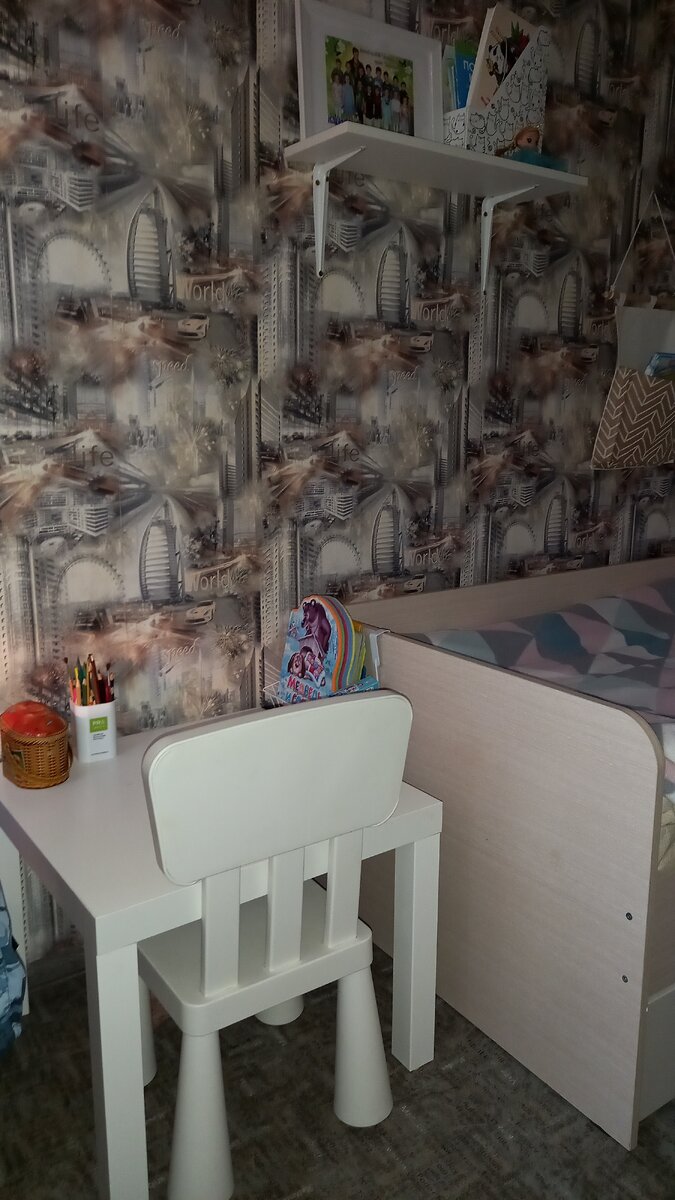 Столик со стульчиком - место для занятий и творчества. 