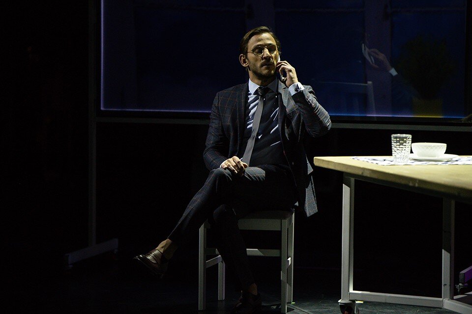     Сейчас Михаила чаще можно увидеть на сцене театра, чем на экране телевизора. Фото: «Знание.Театр»