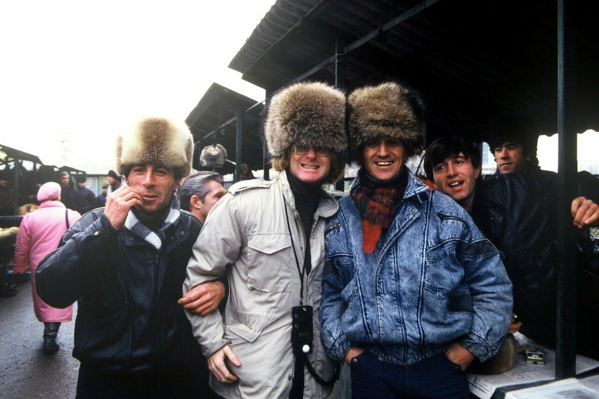 Русский стиль 90. Фото Питера Тернли Москва 1991. Питер Тернли СССР. Шапки 90-х годов. Зимняя мода 90х.