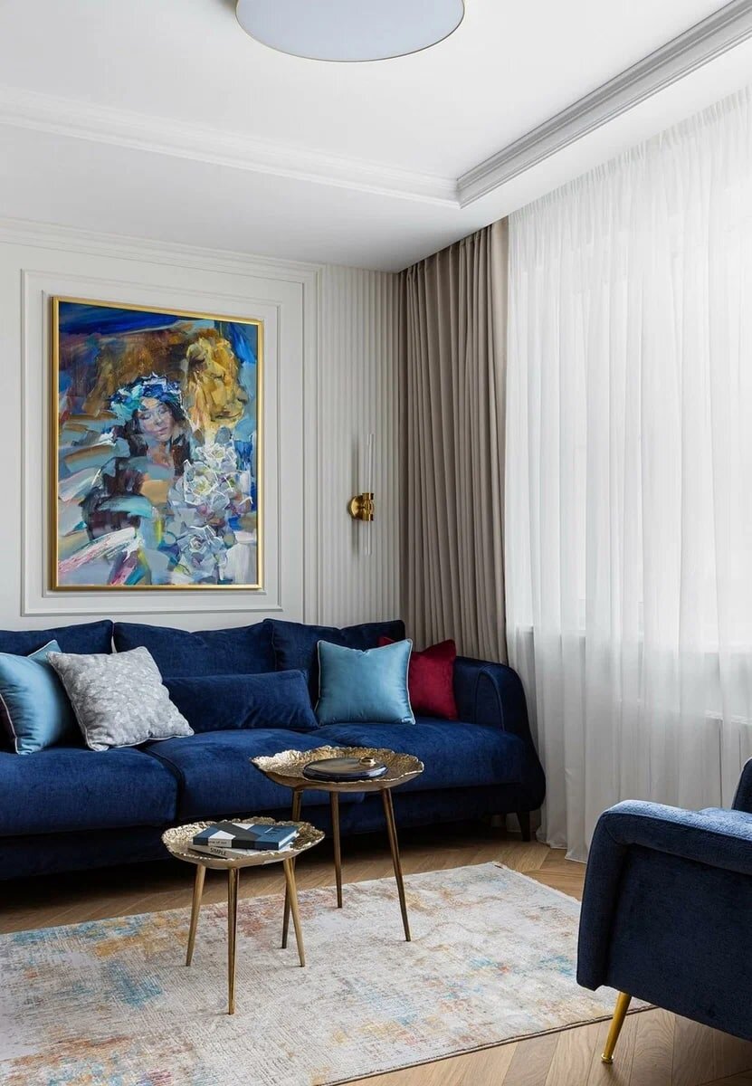 Зеркала, золотые детали и насыщенные цвета. Современный элегантный интерьер бывшей однушки 42 кв.м.