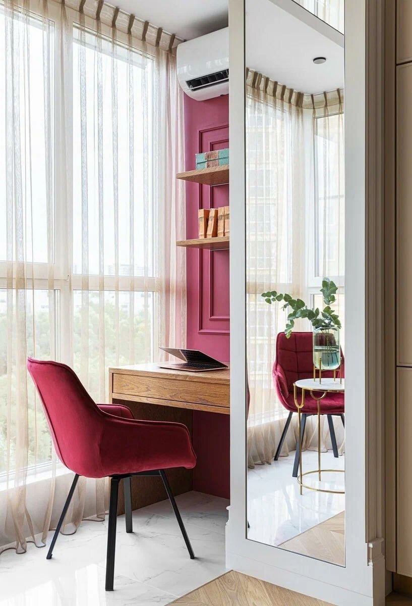 Зеркала, золотые детали и насыщенные цвета. Современный элегантный интерьер бывшей однушки 42 кв.м.