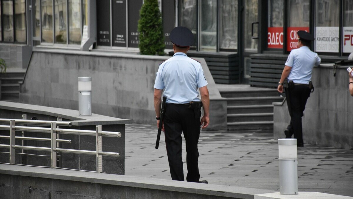     В Ростове-на-Дону, по информации СМИ, задержали двух сотрудников отдела по борьбе с коррупцией за получение взятки.