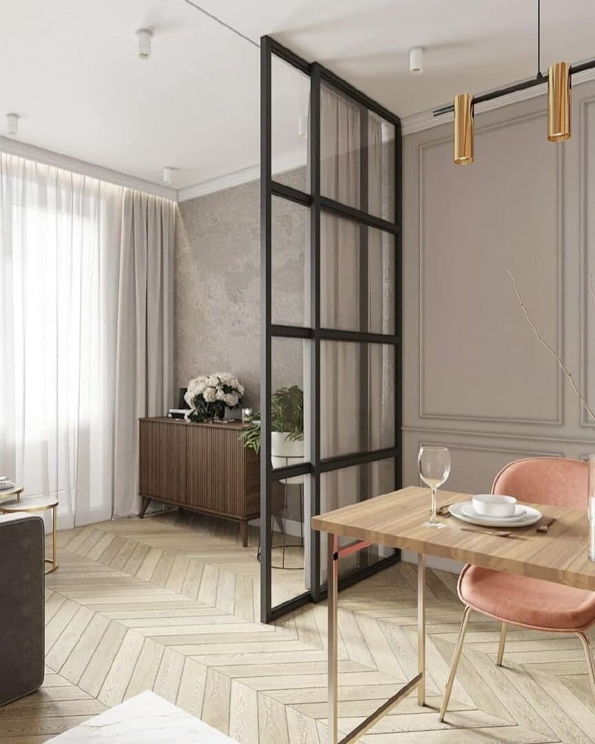 Стеклянная перегородка для зонирования квартиры. Студия в пастельных серо-пудровых тонах