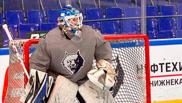 В клубе КХЛ беда с вратарями. Трое сломались, в ворота пришлось встать тренеру  📷
