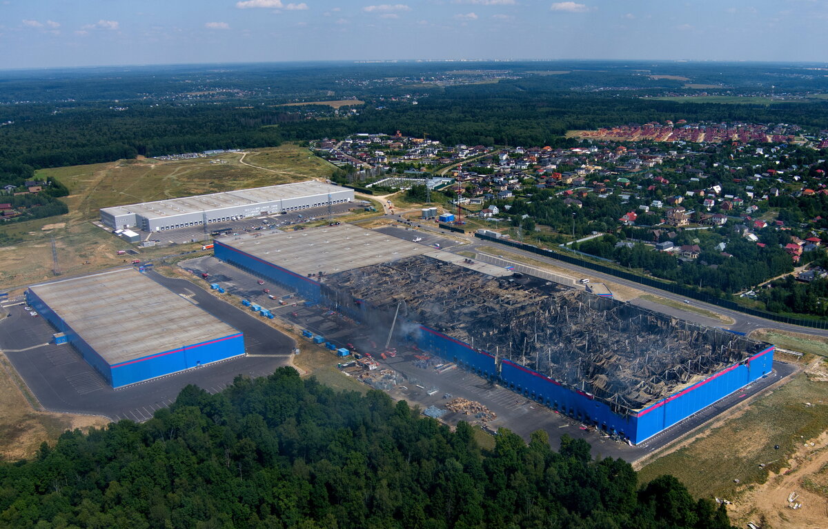    Последствия пожара на складе компании Ozon в Московской области, 4 августа 2022 года  Сергей Бобылев/ТАСС