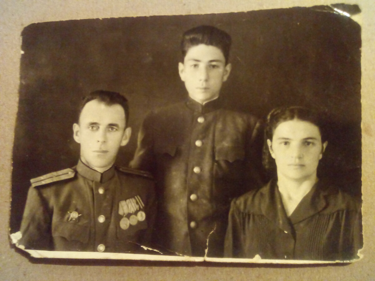 Дедушка, папа, бабушка.