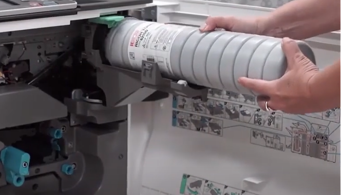 Фото 13. Устанавливаем новую тубу с тонером