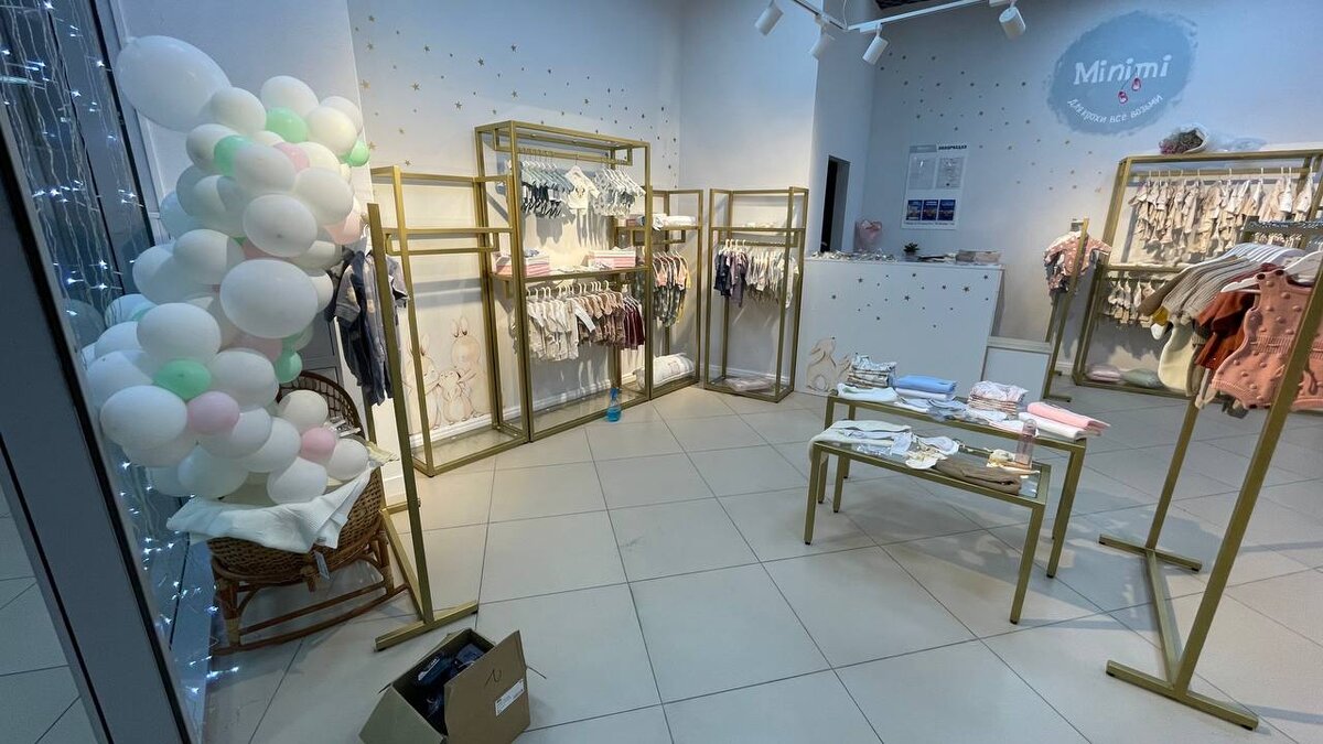 Подготовка магазина к официальному открытию с только что установленной мебелью