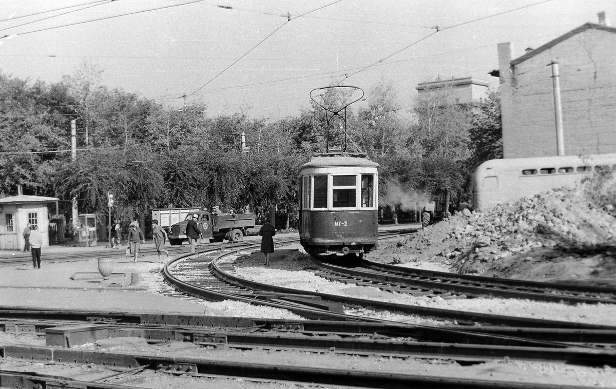 2. А на этом фото ремонт путей на перекрёстке улиц Красноармейской и Галактионовской. В кадре вагон модели Х, которому повезло "на пенсии" поработать служебным, а не отправиться в металлолом. Справа ещё один "счастливчик" - троллейбусный кузом МТБ-82 в качестве бытовки.