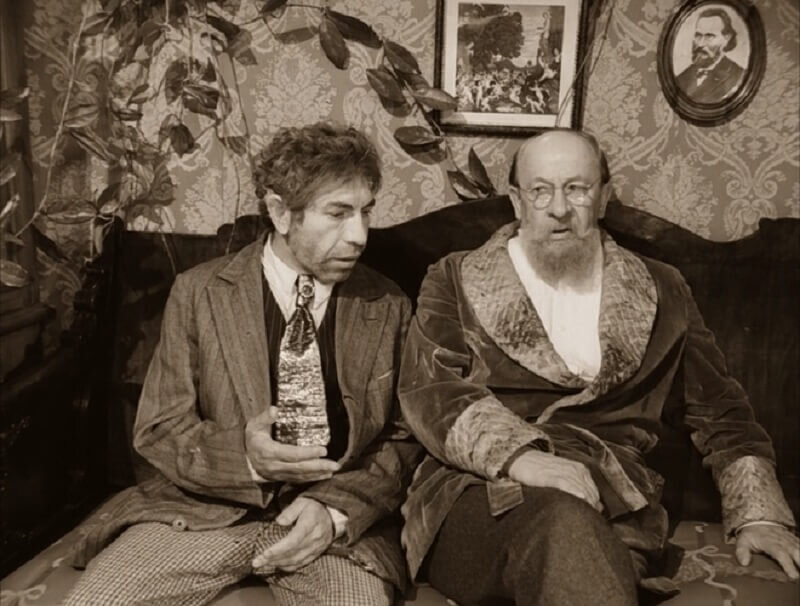 Евгений Евстигнеев и Владимир Толоконников. Кадр из фильма «Собачье сердце» (1988). Режиссёр Владимир Бортко. Премьерный показ телефильма состоялся 20 ноября 1988 года