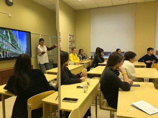 Мария Элькина и девятиклассники / Фотография: Светлана Игоревна ПОПЛАВСКАЯ