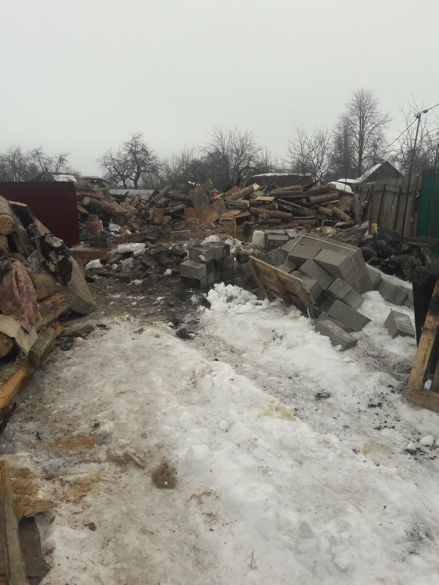 Тот самый "дом", а точнее, что от него осталось. 