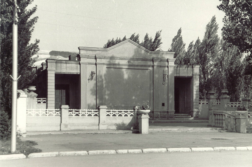 Фотография из архива школы №1. Летний кинотеатр нашего посёлка так выглядел в 80-е 