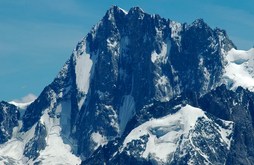Небольшая вершина с округлой. Айгер гора Северная стена. Гора Эйгер Альпы. Эйгер Северная стена восхождение. Гора Айгер в Швейцарии.