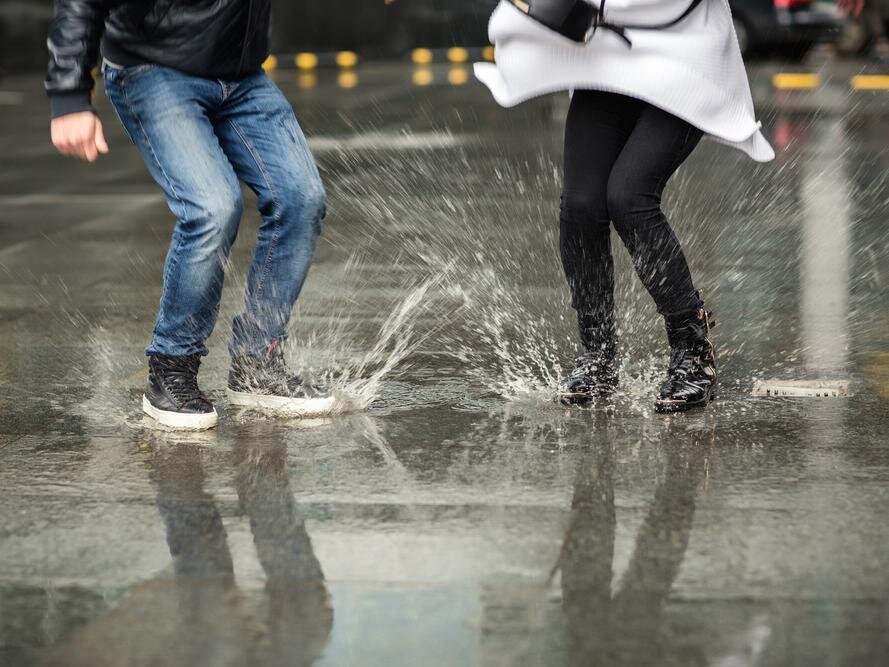 Девушка идет под дождем. Девушка бежит под дождем. Гулять мокрой. Девушка дождь. Радость под дождем.