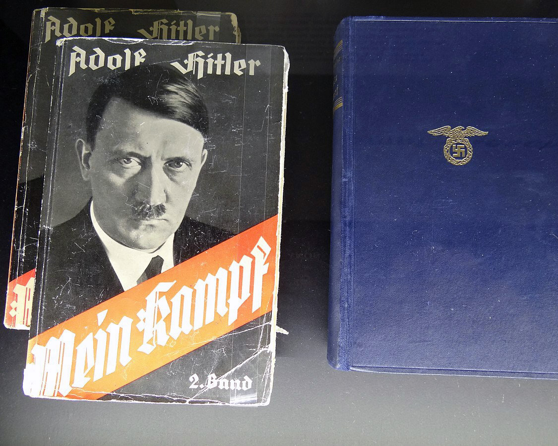 Первые издания "Моей борьбы" в музее