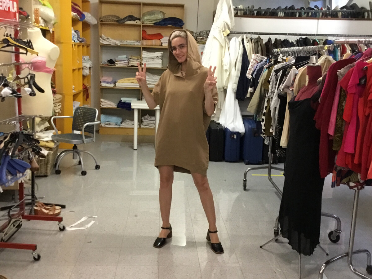 Для разнообразия помещаю фото платья с капюшоном. Рукав летучая мышь до локтя. Хорошо будет прохладным вечером на море. Стоит 2 евро. Туфли винтажные уже публиковала раньше. Стоят 3 евро. Кожаные.