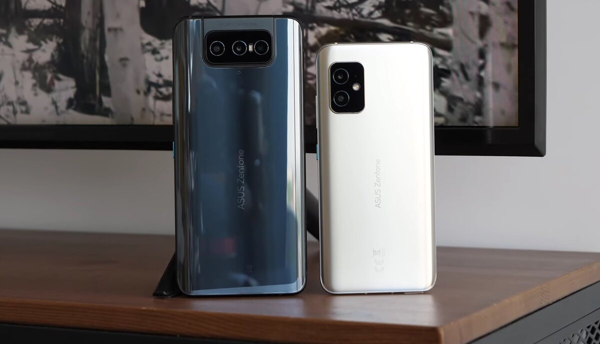 На этом снимке хорошо видна разница в размерах. Скрин: YouTube-канал Mobiltelefon.ru 