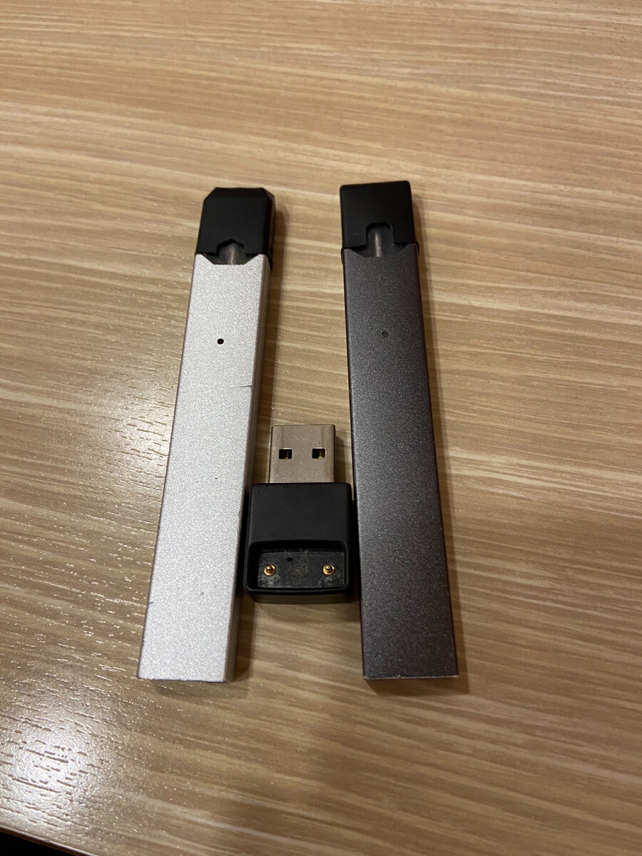 Cовременное
под-устройство
со сменными картриджами, заправленными жидкостями с солевым никотином.
Емкость
аккумулятора
составляет
200mah.Jool 
прежде
всего предназначен 
для такого
того, 
чтобы
посодействовать
помочь
курильщикам отречься табака.мощность Jool составляет 8 вт.
Объём картриджа-0,7мл.
