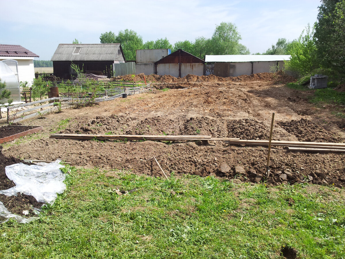 Вот здесь за домом мы решили все окультурить 
