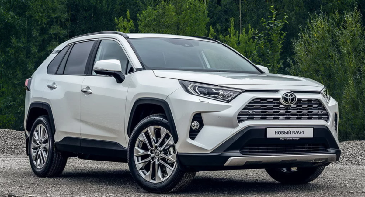 Яркий, стильный и брутальный дизайн нового Toyota RAV4 пятого поколения с индексом XA50 лучше всего прослеживается на авто белого цвета