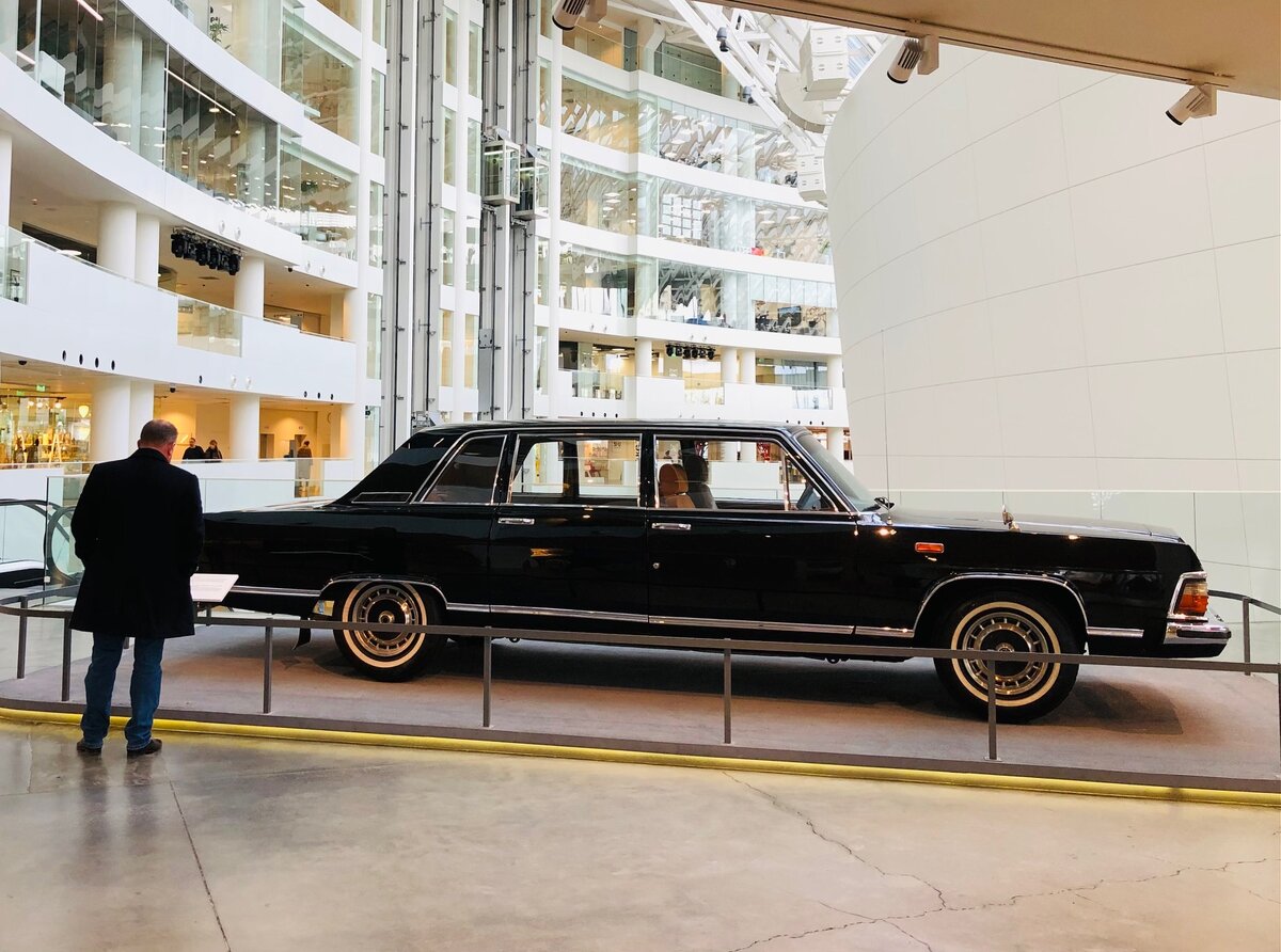 Напротив входа в Ельцин Центр стоит автомобиль «Чайка»