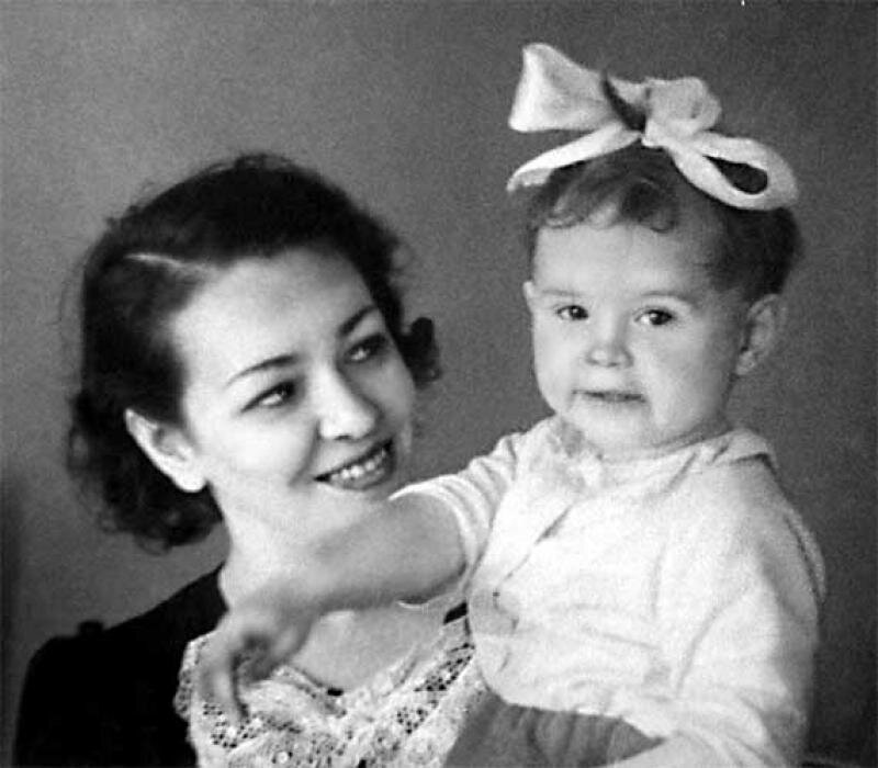 Фото из книги «За это можно все отдать»: Вероника Тушнова с дочкой Наташей; год неизвестен