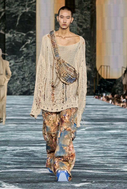 Просто драный свитер не по размеру. По всем параметрам. 