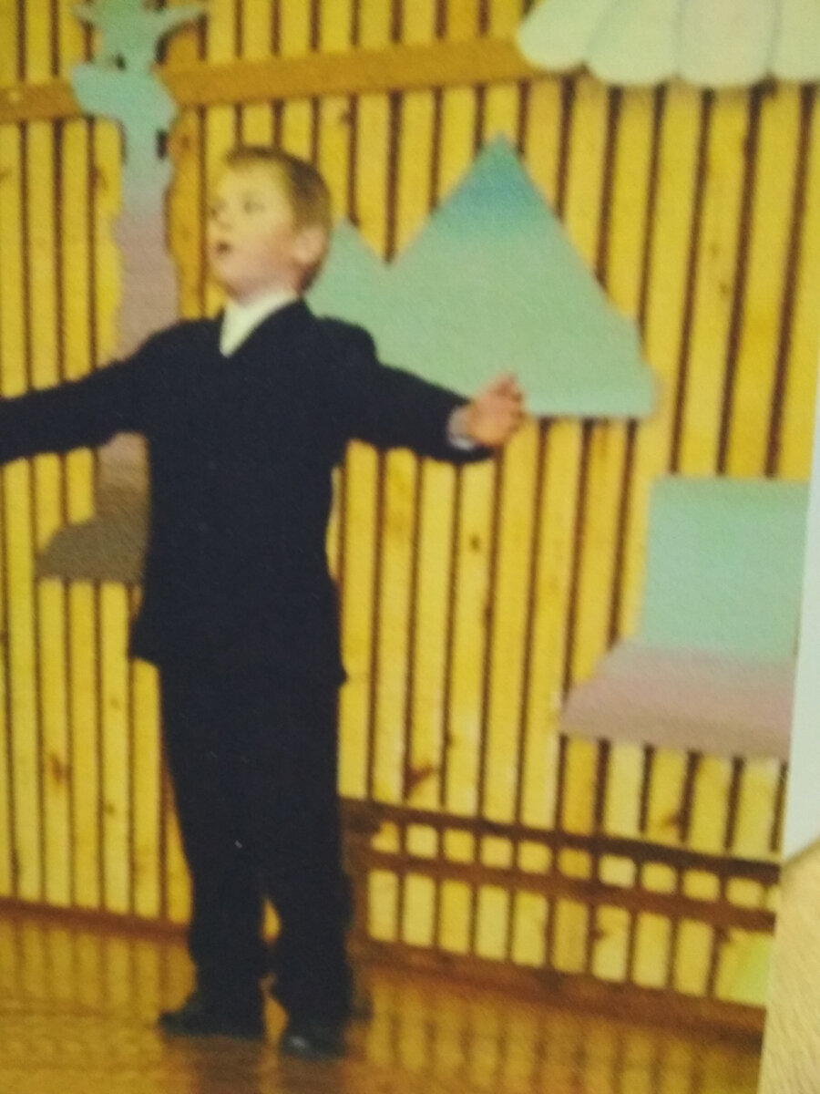 Вот он, мой герой! Костюм купили специально для конкурса. Из старого, сказала мама Вами, он вырос