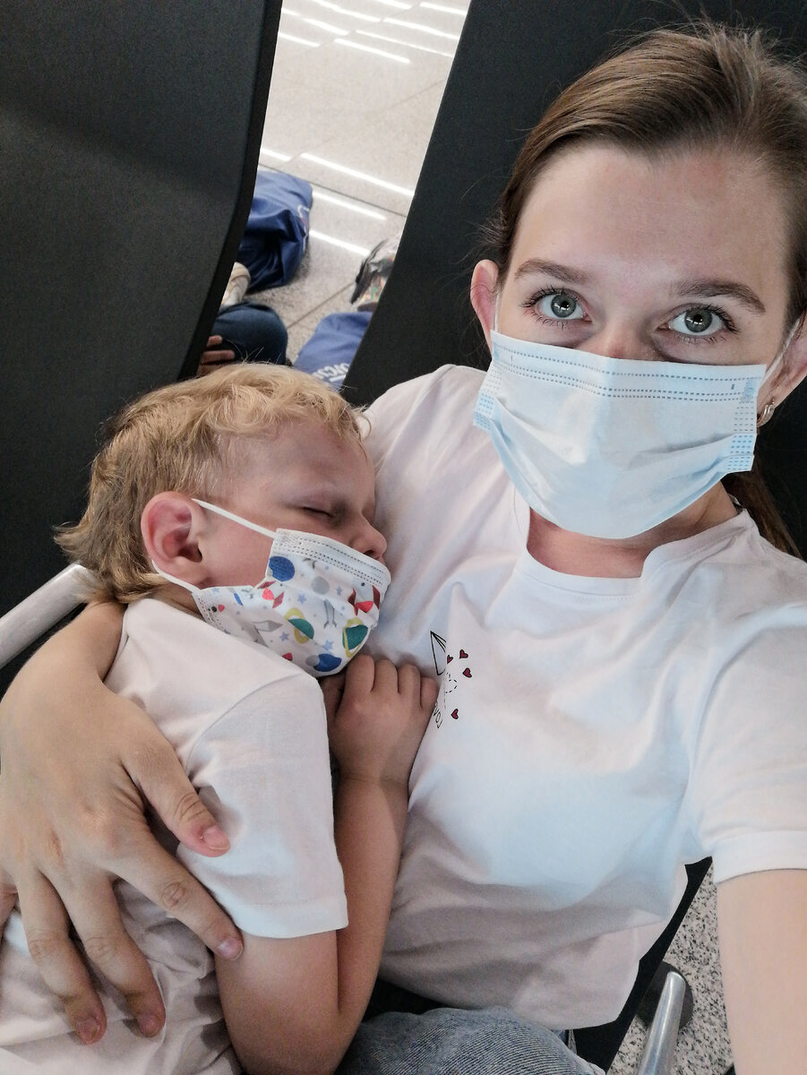 В ожидании второго перелёта, рейс Москва-Симферополь. Перед самим нюсанаторием решили на два дня остановиться в Москве - и посмотреть, и успеть привыкнуть к смене часового пояса. 