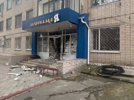     фото: последствия обстрела РОВД в Херсоне. кадр видео, источник: соцсети
