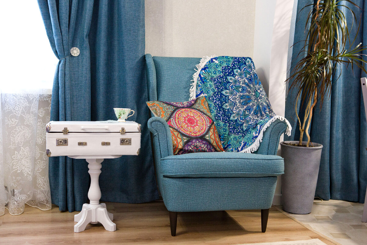 📸 чемодан отмыли, отчистили, поставили на табурет, привинтили саморезами, выкрасили в светлый цвет "Лён"