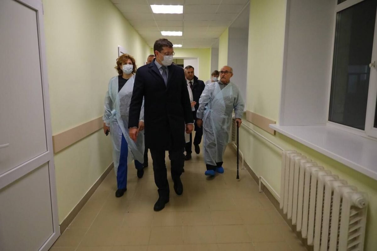    Глеб Никитин с Василием Найденко обсудили ремонт медучреждения Мария Материкова
